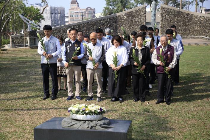 0_市長獻花 (3).JPG