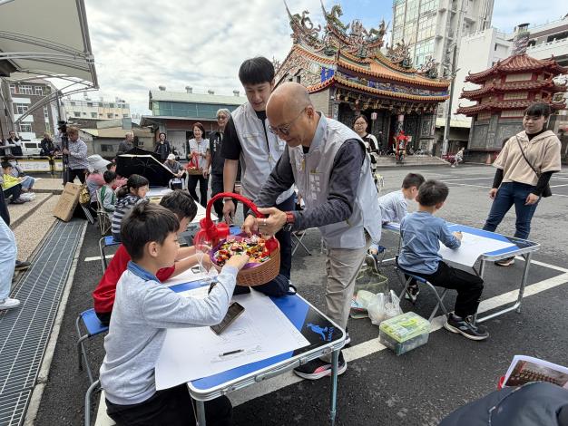 0 九華山地藏庵親子寫生比賽溫馨登場　傳承畫都精神 (2)