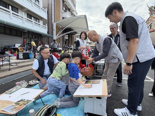 0 九華山地藏庵親子寫生比賽溫馨登場　傳承畫都精神 (3)