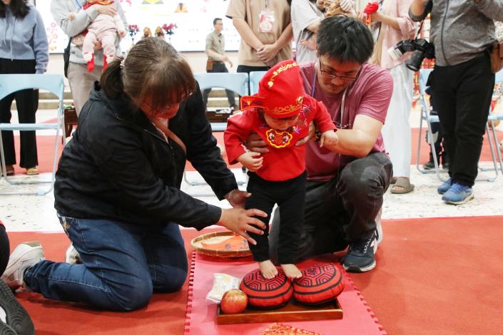 0_第八屆「城隍佑民·文昌護子」公益古禮抓週暨學童開筆禮儀式 (2)_0