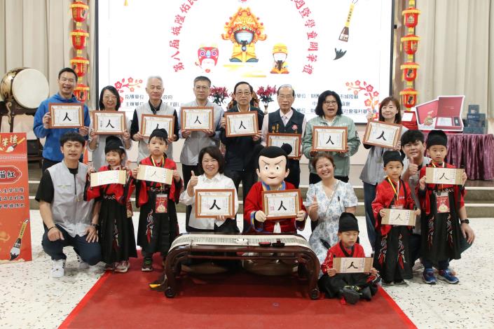 0_黃敏惠市長擔任啟蒙老師帶領孩子提筆描紅_0