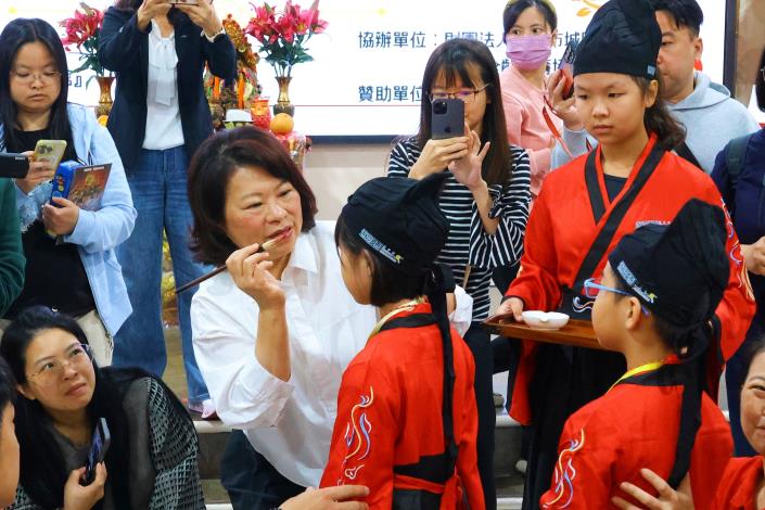 0_黃敏惠市長擔任啟蒙老師為孩子們點硃砂 (2)_0