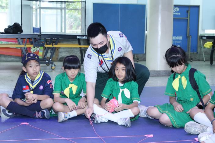 0_幼女童軍以毛線交織「友誼網絡」，將對家人、朋友與世界的祝福貼於其上，象徵團結守護地球.JPG