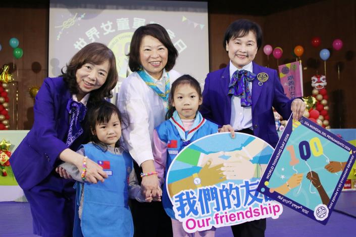 0_黃敏惠市長戴上由女童軍親手串製的「友誼世代之珠」，象徵彼此情誼與祝福.JPG