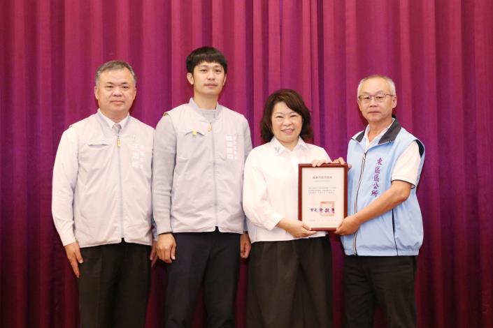 0fb_績優役政人員-市府民政處替代役專責輔導員韋興元、西區區公所李政鴻課員及公所9名里幹事 (16).JPG
