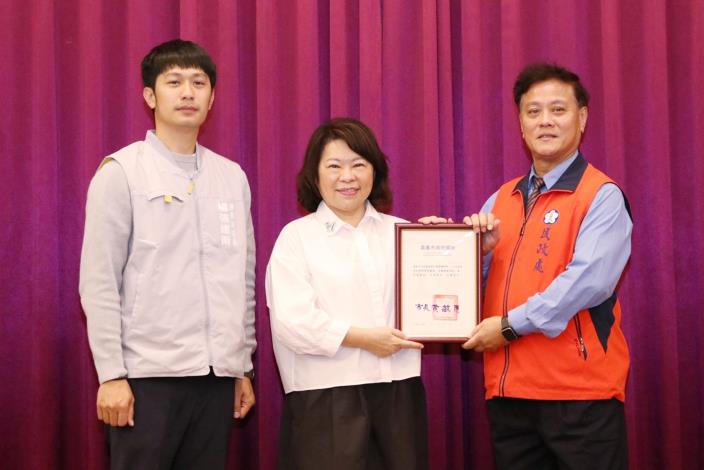 0fb_績優役政人員-市府民政處替代役專責輔導員韋興元、西區區公所李政鴻課員及公所9名里幹事 (15).JPG