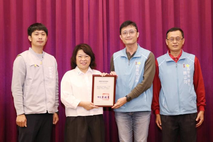 0fb_績優役政人員-市府民政處替代役專責輔導員韋興元、西區區公所李政鴻課員及公所9名里幹事 (1).JPG