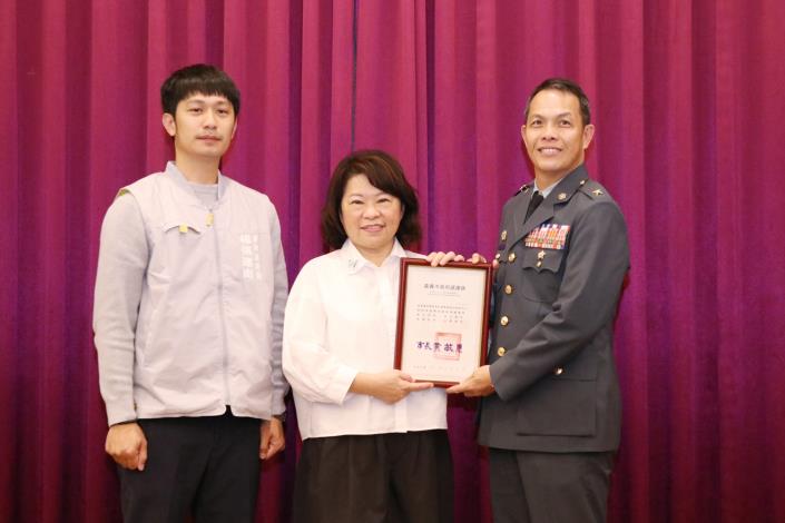 0fb_頒發感謝狀感謝陸軍南測中心.JPG