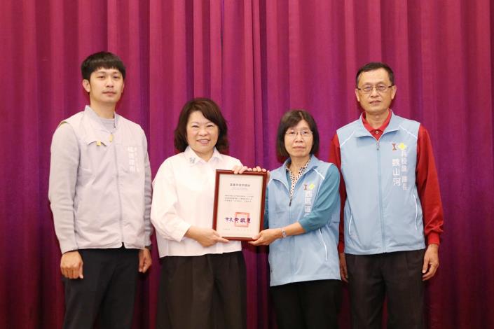 0fb_績優役政人員-市府民政處替代役專責輔導員韋興元、西區區公所李政鴻課員及公所9名里幹事 (2).JPG