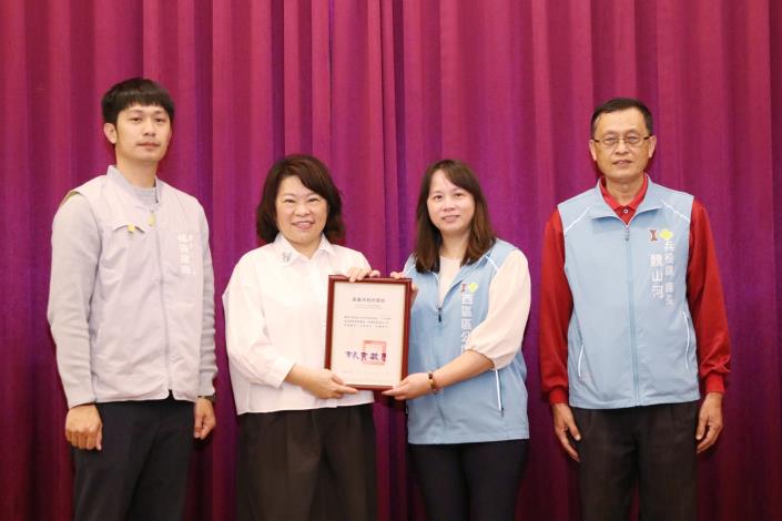 0fb_績優役政人員-市府民政處替代役專責輔導員韋興元、西區區公所李政鴻課員及公所9名里幹事 (13).JPG