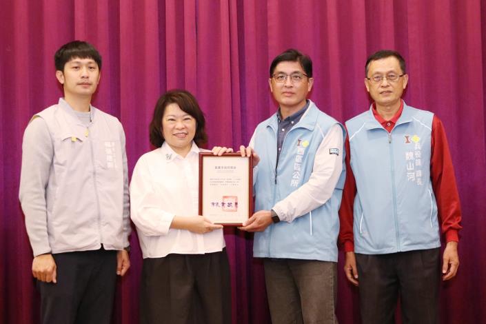 0fb_績優役政人員-市府民政處替代役專責輔導員韋興元、西區區公所李政鴻課員及公所9名里幹事 (3).JPG