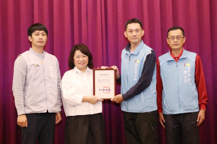 0fb_績優役政人員-市府民政處替代役專責輔導員韋興元、西區區公所李政鴻課員及公所9名里幹事 (12).JPG