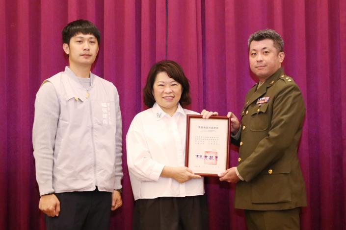 0fb_頒發感謝狀感謝嘉義憲兵隊.JPG