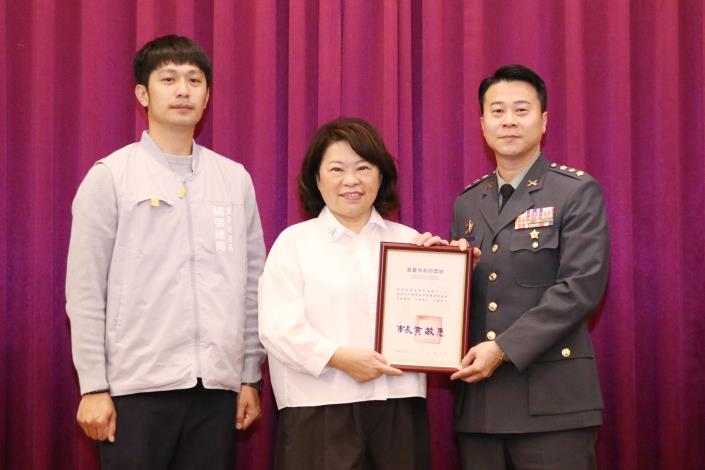 0fb_獎表揚推行兵役業務有功國軍單位人員-嘉義後備指揮部胡嘉宏指揮官.JPG
