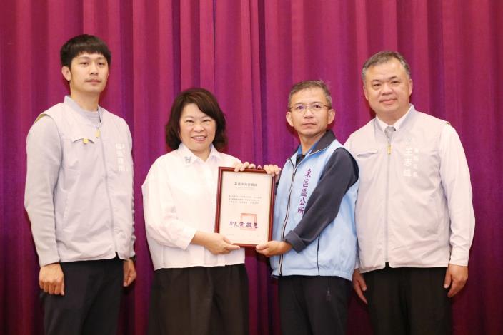 0fb_績優役政人員-市府民政處替代役專責輔導員韋興元、西區區公所李政鴻課員及公所9名里幹事 (11).JPG