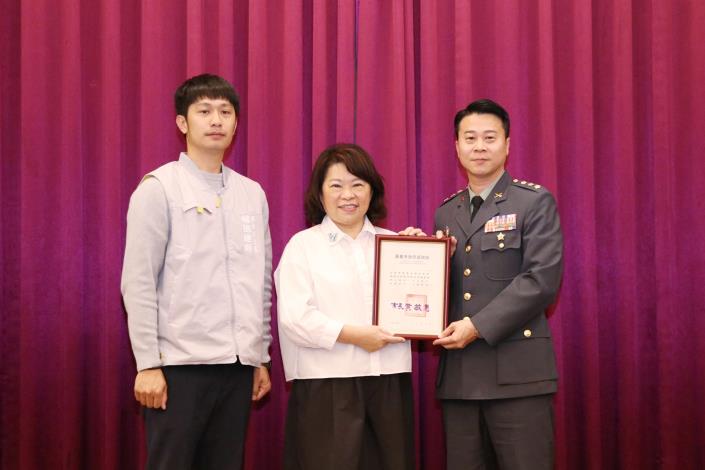 0fb_頒發感謝狀感謝嘉義後備指揮部.JPG