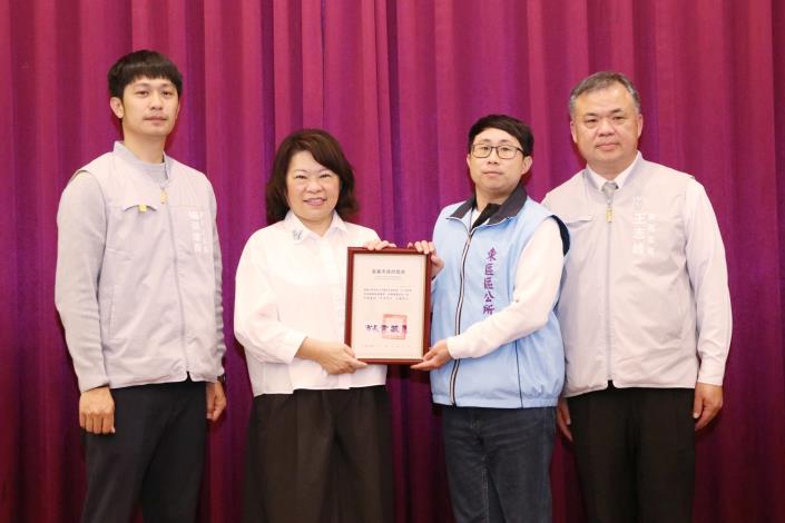 0fb_績優役政人員-市府民政處替代役專責輔導員韋興元、西區區公所李政鴻課員及公所9名里幹事 (18).JPG