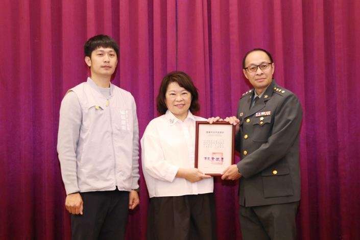 0fb_頒發感謝狀感謝陸軍257旅.JPG