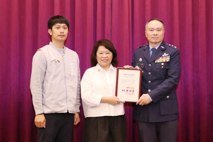 0fb_頒發感謝狀感謝空軍第四戰術戰鬥機聯隊.JPG