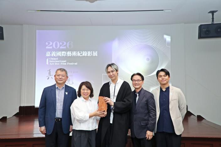 0_黃敏惠市長感謝客席策展人蘇匯宇導演.JPG