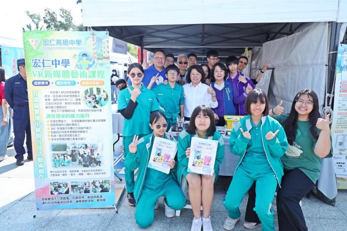 0_現場有多所學校攤位 (1)