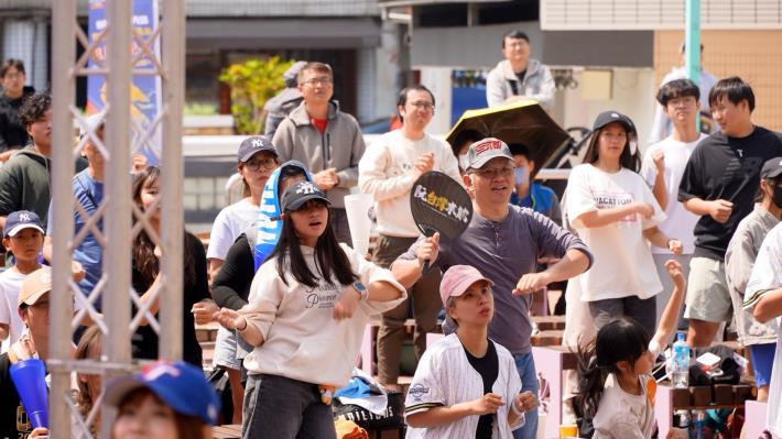 0_中華隊經典賽奪首勝 黃敏惠市長與球迷一齊歡呼 (4)