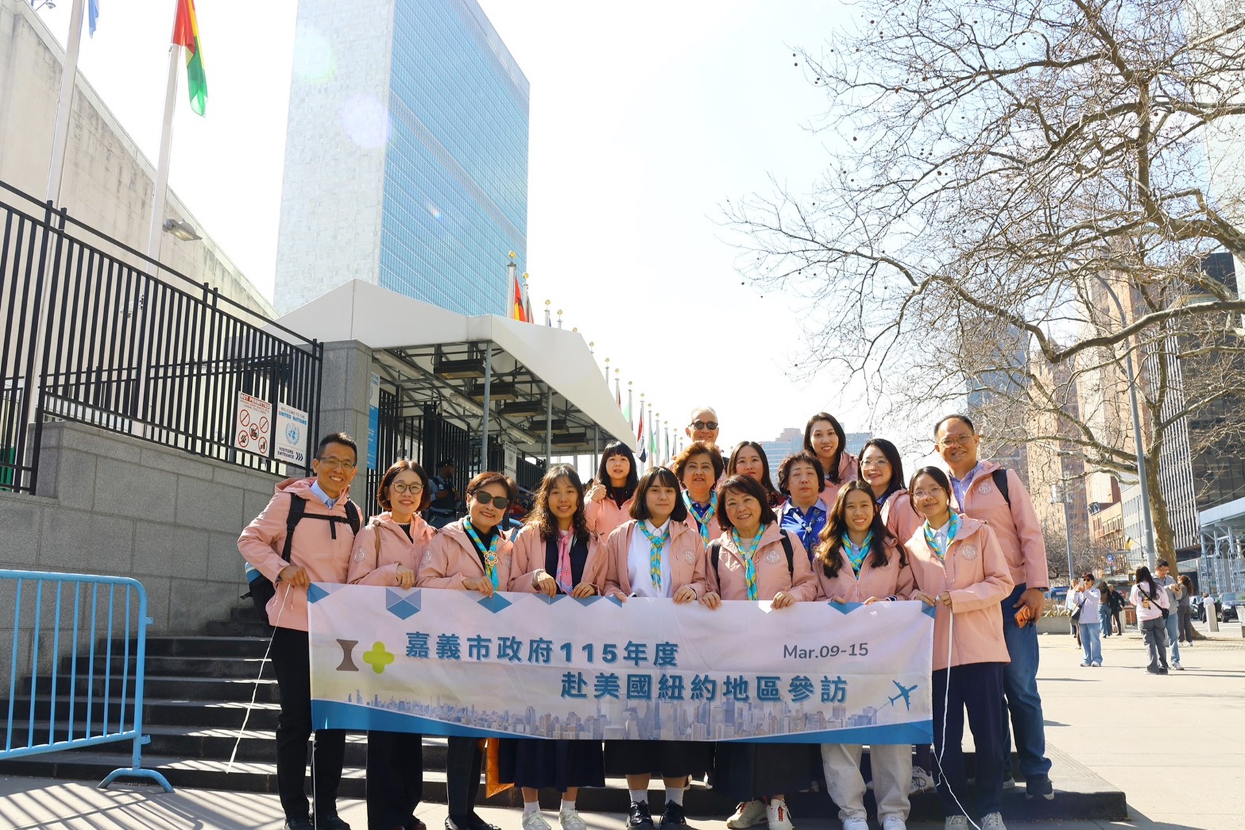 0_市府團隊與女童軍代表等一行人於聯合國總部大樓前合影