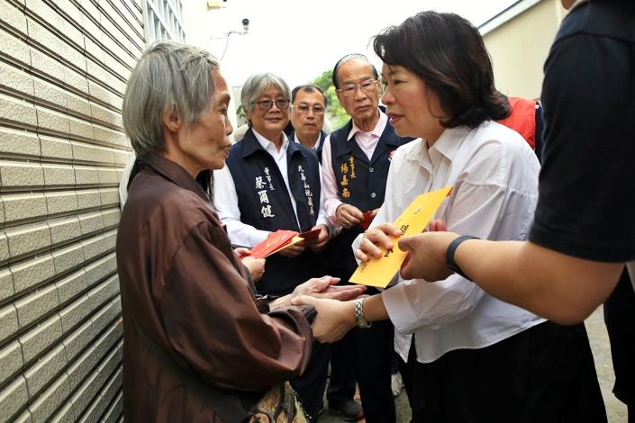 0_黃敏惠市長率市府團隊關心慰問民眾.JPG