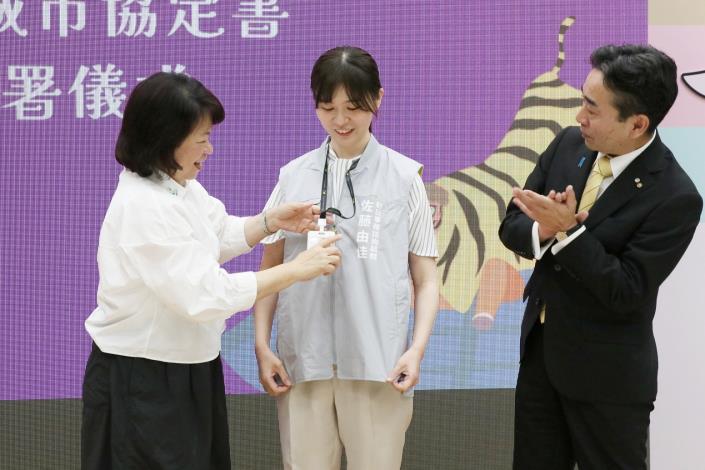 0_黃敏惠市長為佐藤由佳戴上識別證