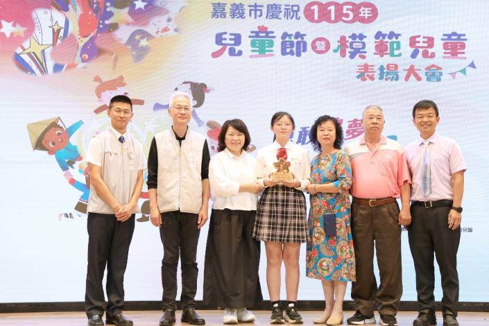 0 兒童節前夕 黃敏惠市長表揚模範兒童 (8).JPG