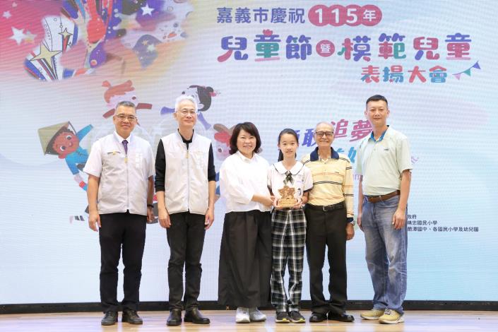 0 兒童節前夕 黃敏惠市長表揚模範兒童 (5).JPG
