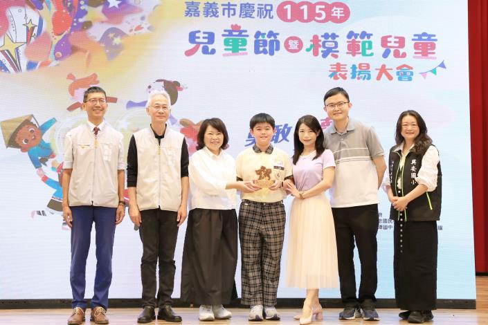 0 兒童節前夕 黃敏惠市長表揚模範兒童 (6).JPG