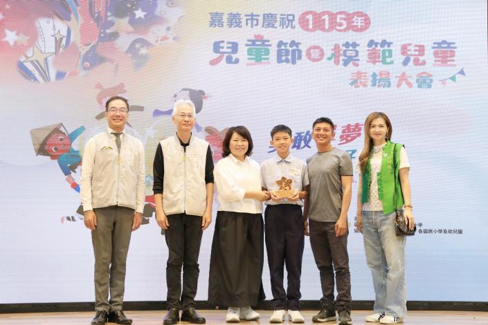0 兒童節前夕 黃敏惠市長表揚模範兒童 (7).JPG