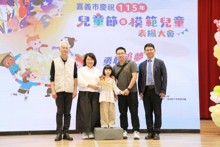0 兒童節前夕 黃敏惠市長表揚模範兒童 (1).JPG