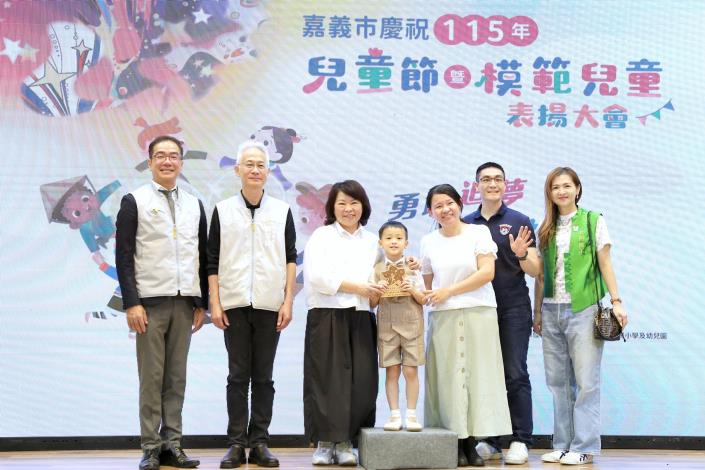 0 兒童節前夕 黃敏惠市長表揚模範兒童 (4).JPG