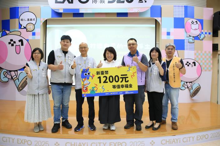 0_市長黃敏惠加碼頒發「1200元幸福金」給嘉義市全體社工人員.JPG