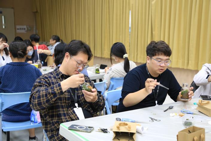 0_社工人員共同創作永續生態瓶 (2).JPG