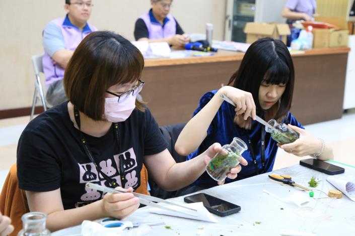 0_社工人員共同創作永續生態瓶 (1).JPG