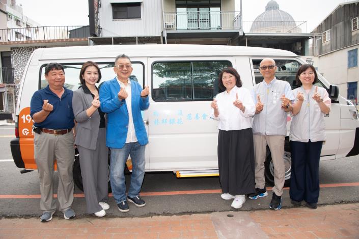 0 市長與林文村顧問(左3)及市府團隊於長照交通車前合影