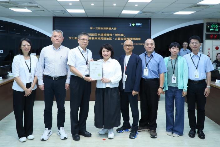 0_建設處同仁轉呈台灣景觀大獎予黃敏惠市長.JPG