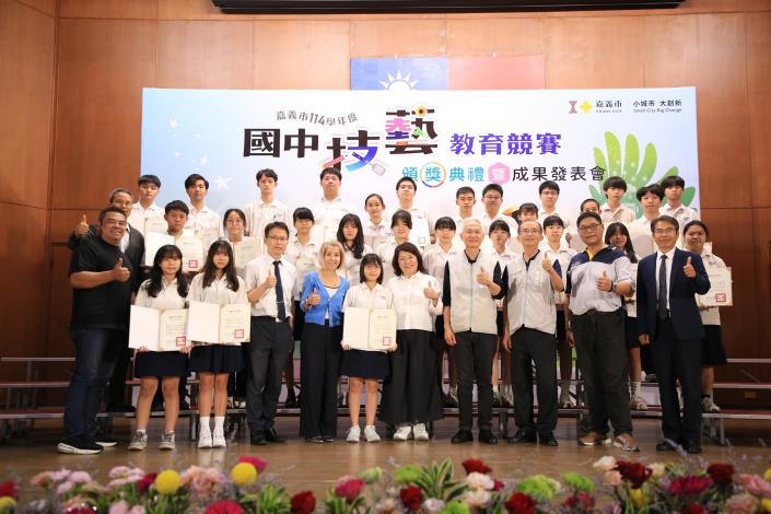 0 _黃敏惠市長出席頒獎表揚民生國中今年獲獎學生.JPG