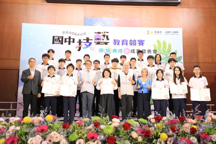 0 _黃敏惠市長出席頒獎表揚蘭潭國中今年獲獎學生.JPG