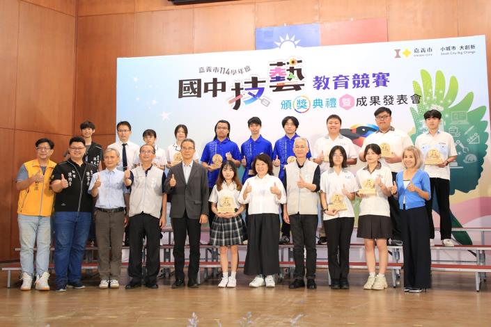 0_在全國高級中等學校技藝競賽榮獲「金手獎」的佳績學生11人.JPG