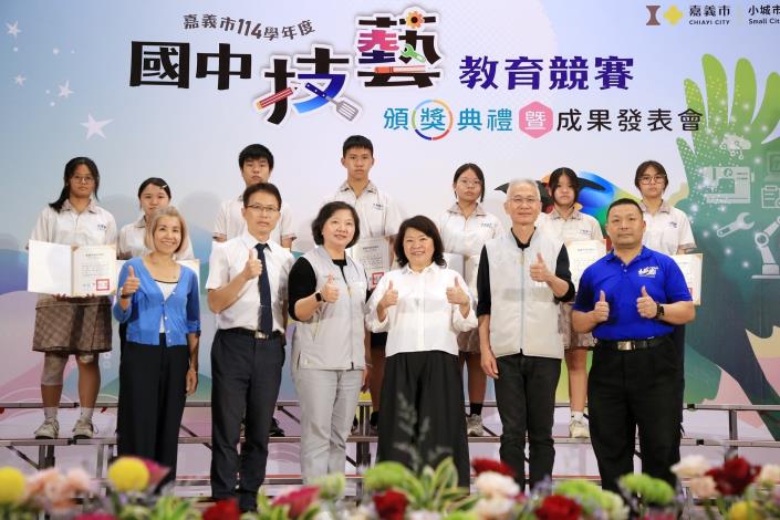 0fb _黃敏惠市長出席頒獎表揚北園國中今年獲獎學生.JPG