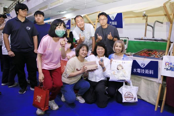 0fb_市長黃敏惠參觀各校技職成果展示 (5).JPG