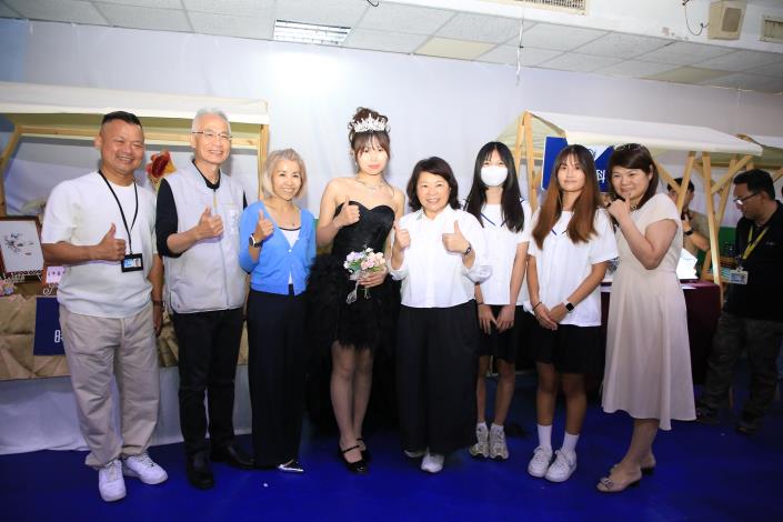 0fb_市長黃敏惠參觀各校技職成果展示 (3).JPG
