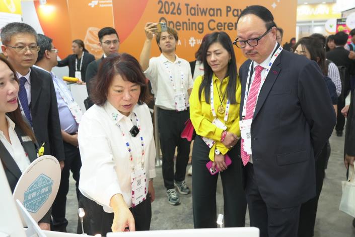 0 昇菘超市董事長林佑龍即率隊再次前來嘉義市攤位 黃敏惠市長熱情說明.JPG