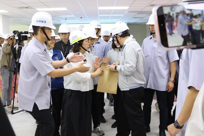 0 黃敏惠市長遞交高鐵嘉義站聯外輕軌相關文件