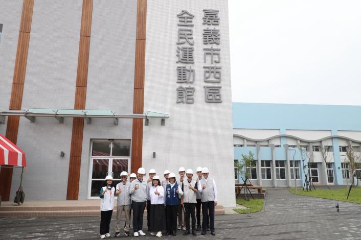 0 市長率市府團階運動部於西區全民運動館前合影