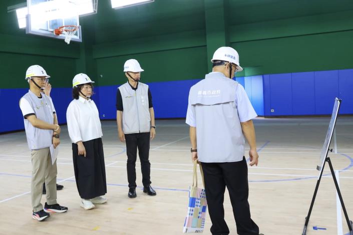 0 黃敏惠市長視察西區全民運動館館場內部 (1)